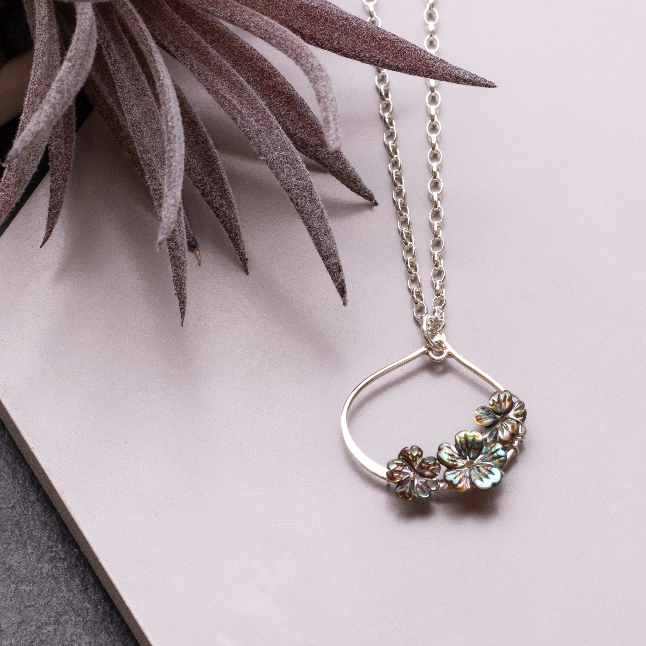 Black Lip Pearl Flower Beads