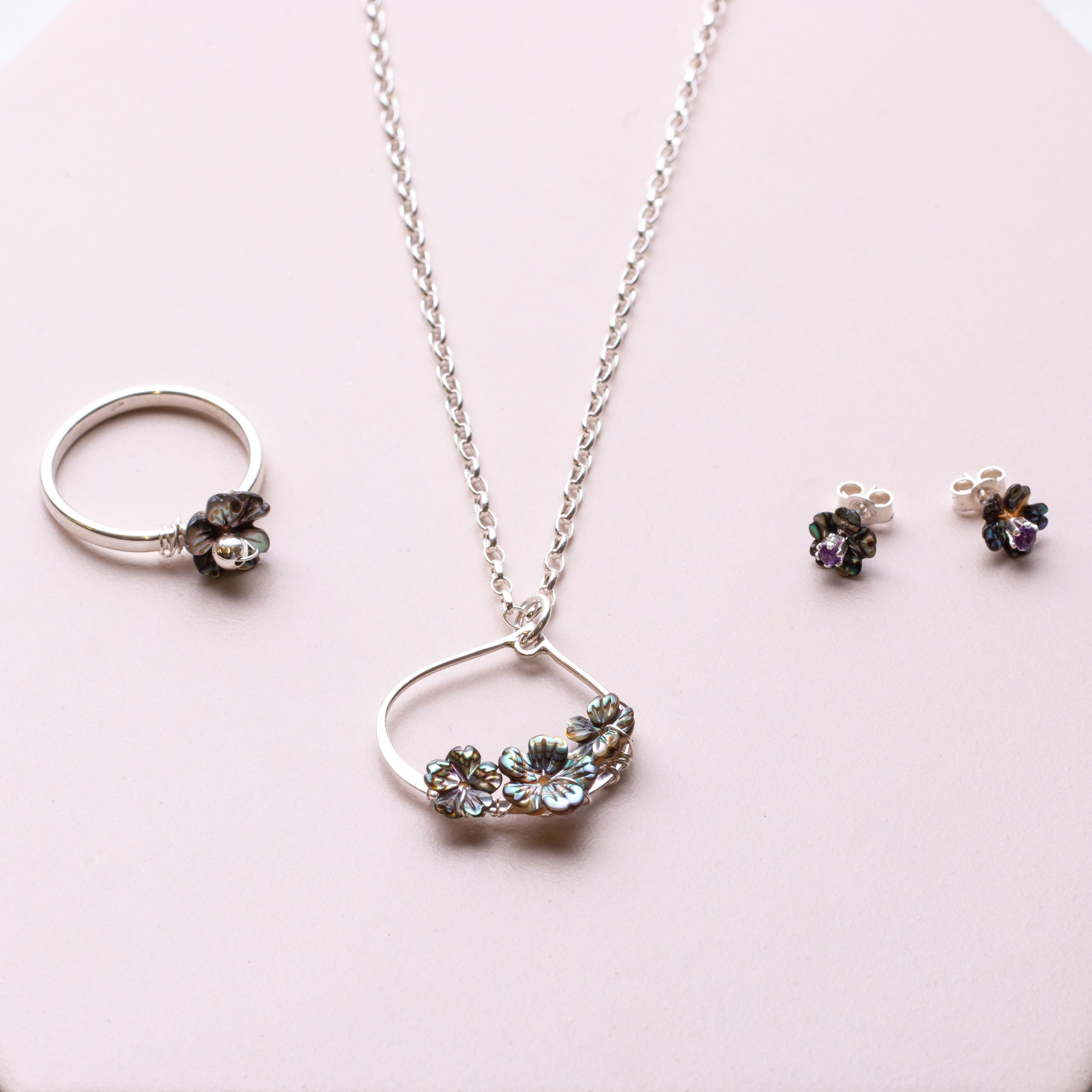 Black Lip Pearl Flower Beads